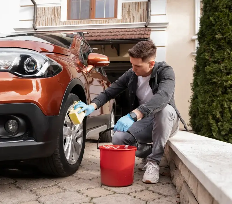 Lavage auto à domicile Vauvenargues : professionnel intervenant sur un véhicule